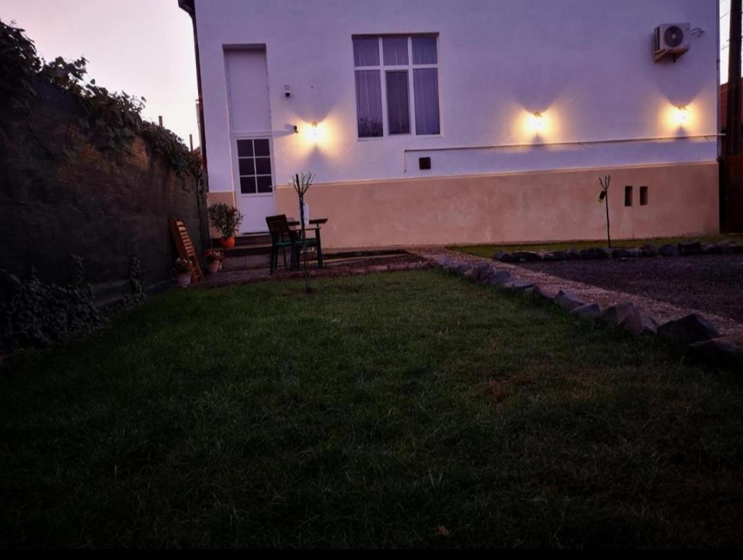 Weisz Apartment-City Center-Free Private Parking,Wifi,Ac Carei Exterior photo